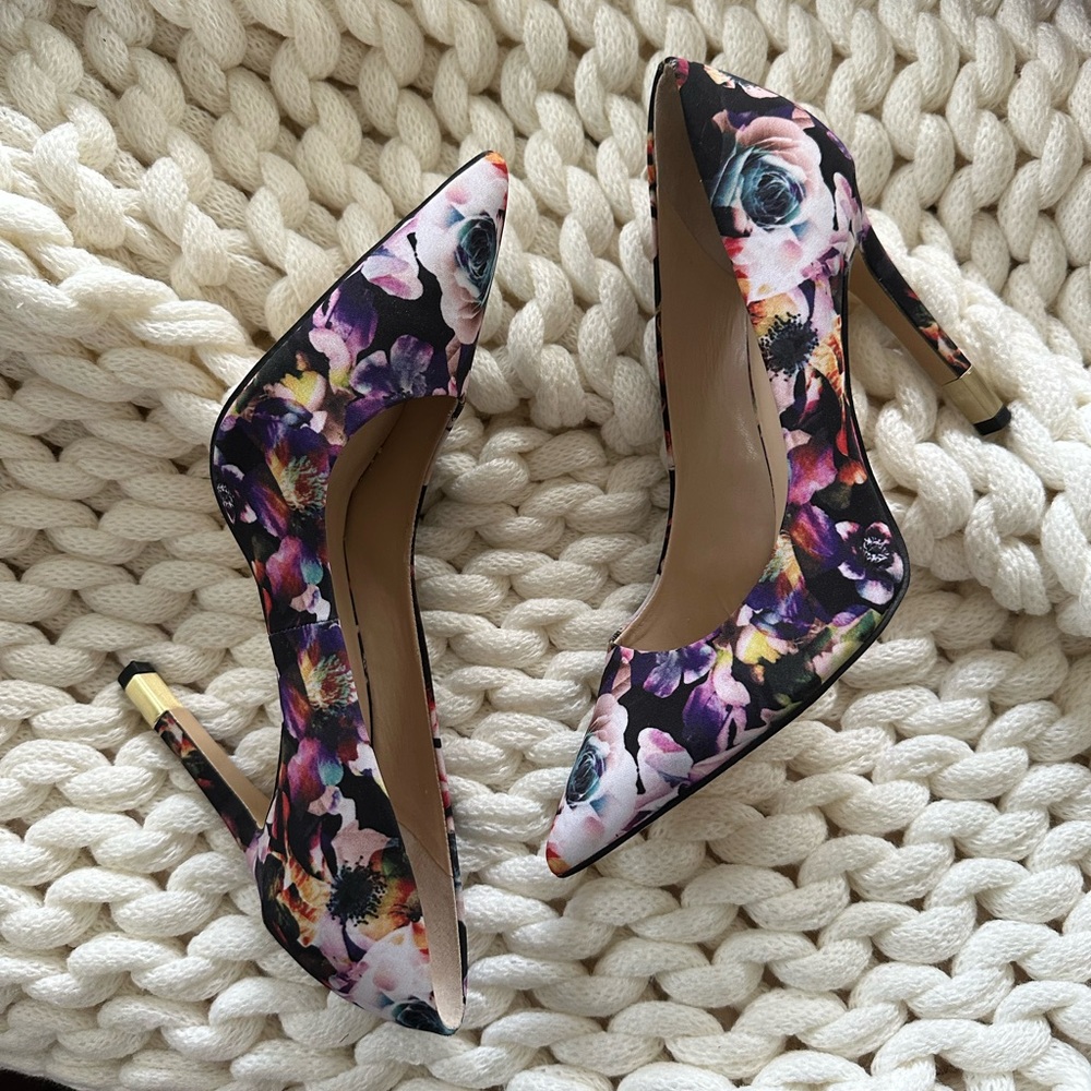 Women's Black Babbitta Pointed-toe Floral-print Pumps